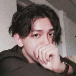 娱乐吃瓜的头像男生真人,网络红人“吃瓜男”的真实身份与生活